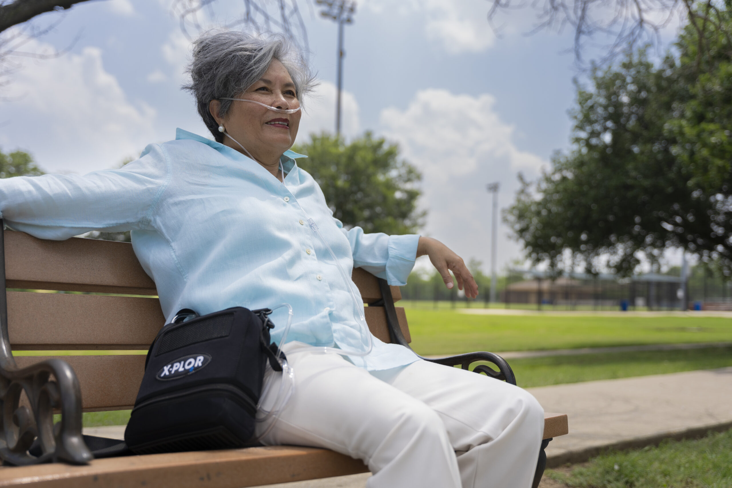 woman with pulmonary fibrosis living happier with oxygen therapy